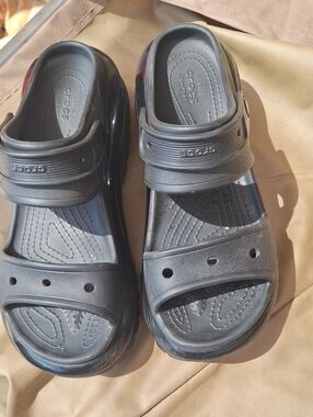 CROCS Womens/unisex Mega Crush  Black Platform Strap Sandals